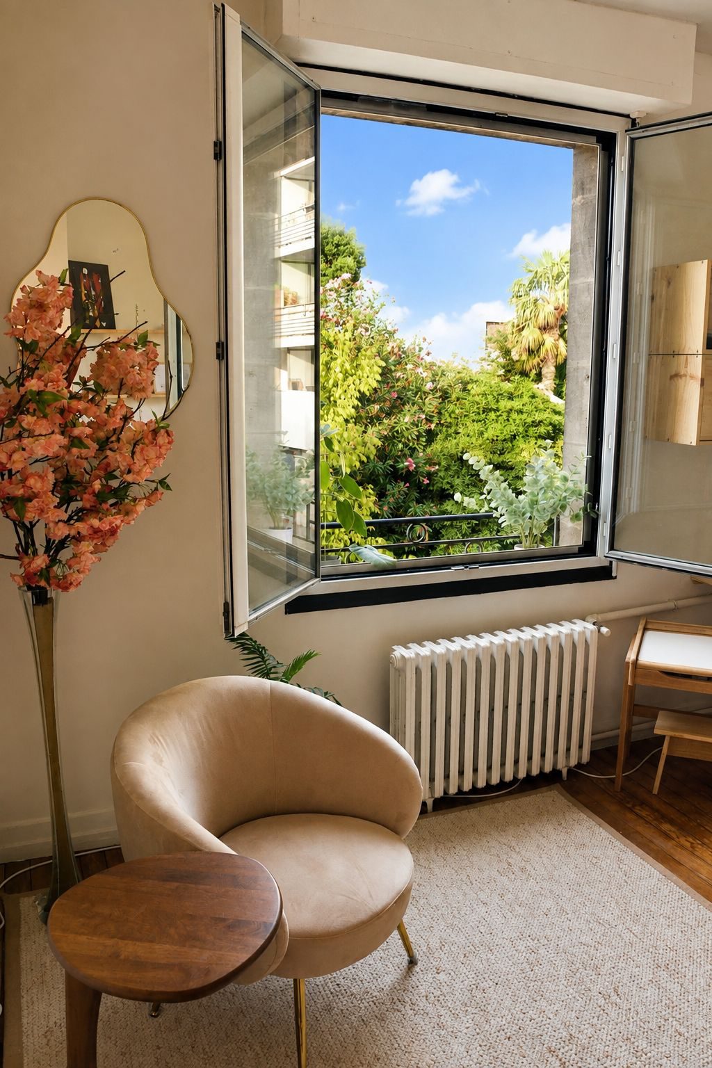 Le cabinet vu vers la fenêtre ouverte sur les arbres, le fauteuil et son guéridon au premier plan.